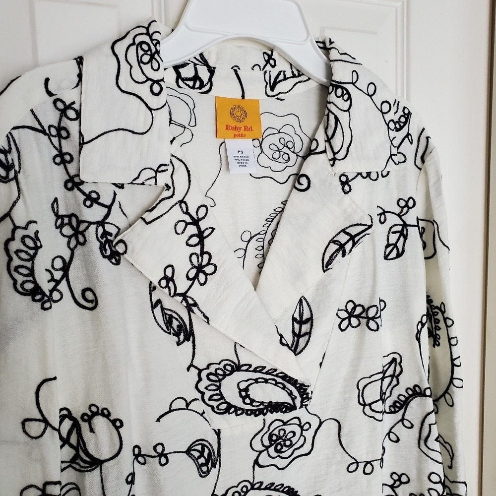 Ruby Rd Embroidered Tunic Top Ivory Black Dramatic Lapel Collared Relaxed Fit PS - Picture 2 of 5